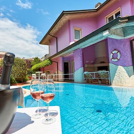 Hotel Villa Lilla เดเซนซาโนเดลการ์ดา ภายนอก รูปภาพ
