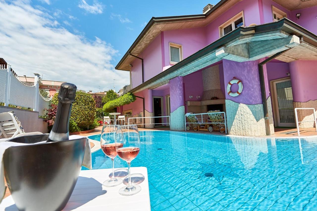 Hotel Villa Lilla เดเซนซาโนเดลการ์ดา ภายนอก รูปภาพ
