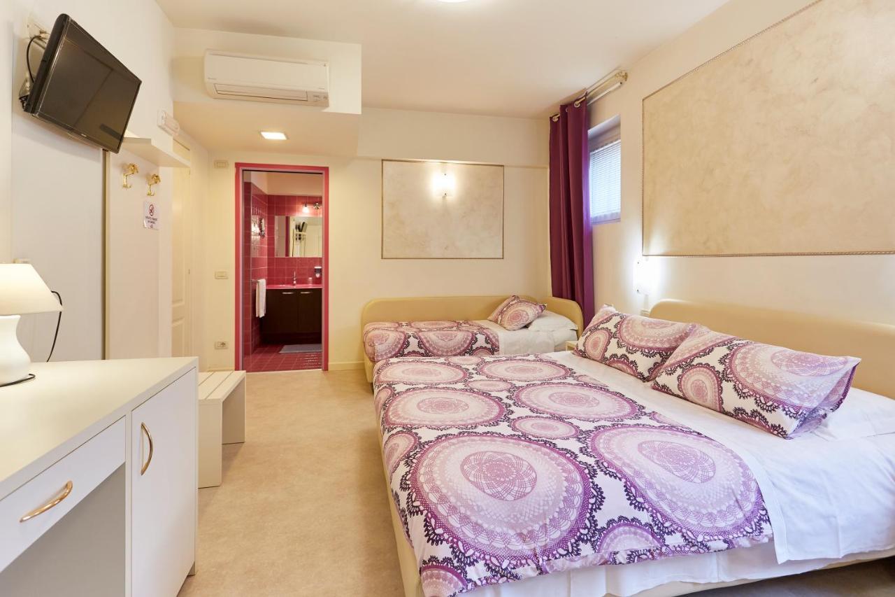 Hotel Villa Lilla เดเซนซาโนเดลการ์ดา ภายนอก รูปภาพ