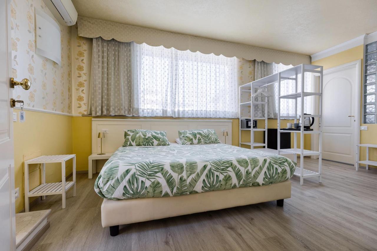 Hotel Villa Lilla เดเซนซาโนเดลการ์ดา ภายนอก รูปภาพ