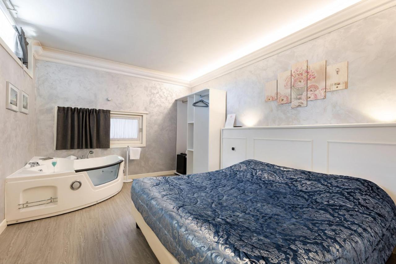 Hotel Villa Lilla เดเซนซาโนเดลการ์ดา ภายนอก รูปภาพ
